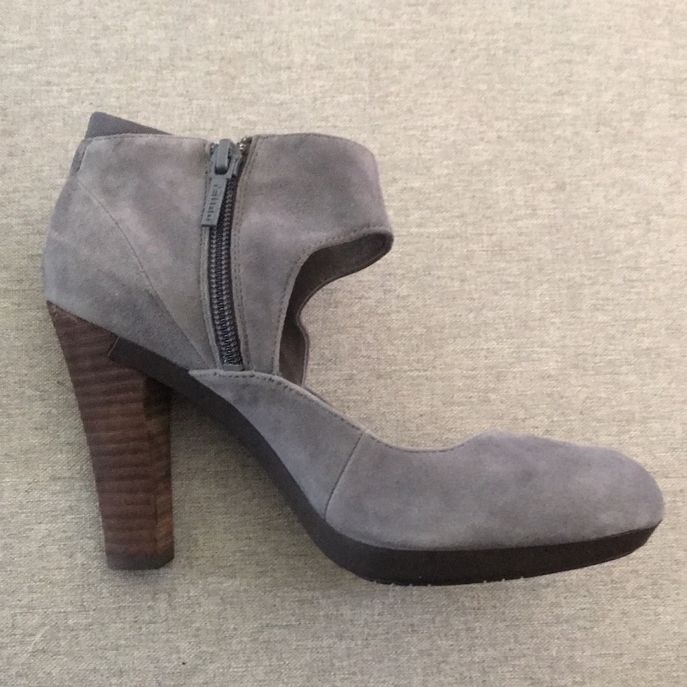 ๐ 2/$15 Tsubo Suede Wood Heels - Picture 4 of 8